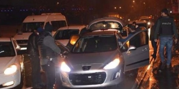 Dur ihtarına uymayan araç polise ateş açtı