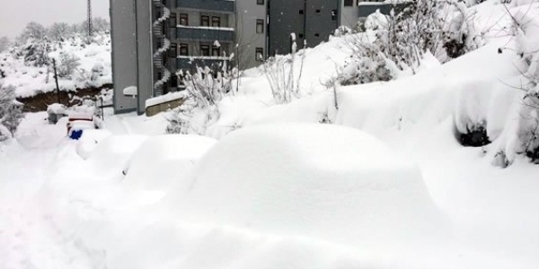 Çatıdan düşen kar kütlesi 1'i polis 3 kişiyi yaraladı