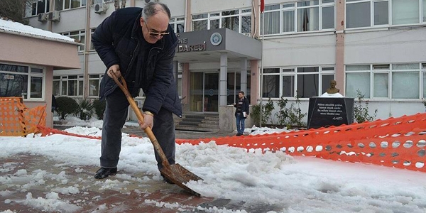 Meclis üyesi belediyeye kızdı kaldırımları temizledi