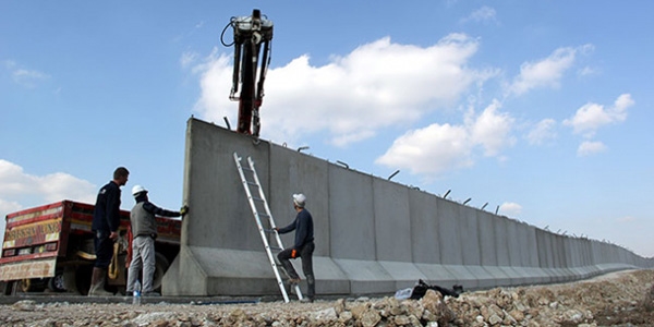 Suriye sınırına 4 metre yüksekliğinde 'beton blok'