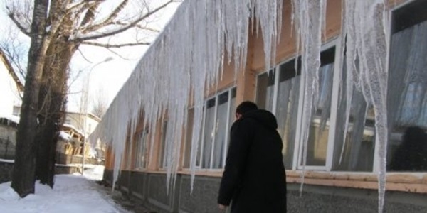 Hakkari'de 2 metrelik buz sarktlar olutu