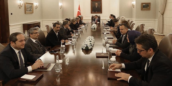 Başbakan Davutoğlu aydınlar ve STK temsilcileriyle görüştü