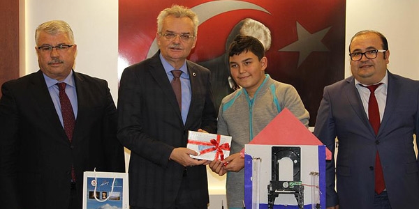 Çocukların pencereden düşmesini önleyecek projeye ödül