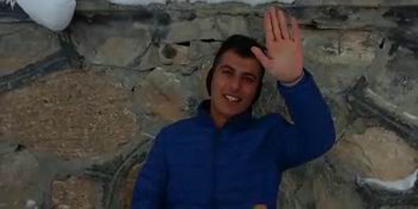 Fedakar öğretmen, okul yollarını kendisi temizliyor