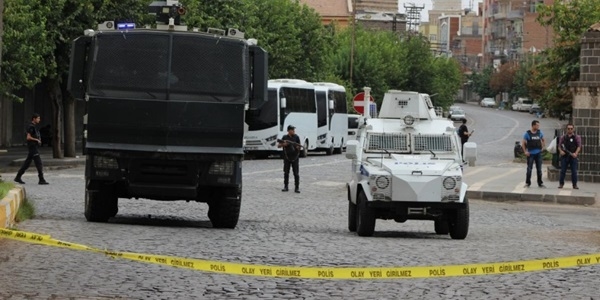 Sur'da yasak 38'inci gününde silah sesleri yankılanıyor