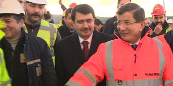 Başbakan Davutoğlu'ndan işçilere ikramiye sözü