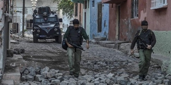 Sur'da çatışma ve patlama: 1'i ağır 4 güvenlik görevlisi yaralandı