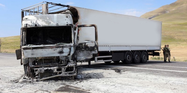 Şırnak'ta teröristler yol kesip tır yaktı