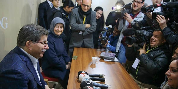 Başbakan Davutoğlu gazetecilerle sohbet etti