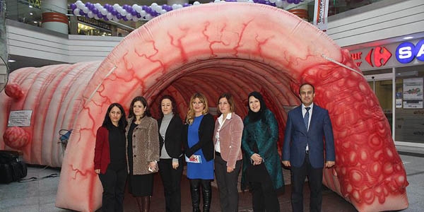 Kansere bağırsak maketiyle dikkati çekiyorlar