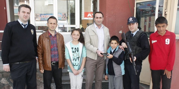 Öğrenciler, buldukları cüzdanı polise teslim etti