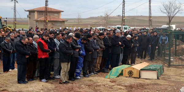 Çınar'da ölen baba ile 2 çocuğunun cenazesi toprağa verildi