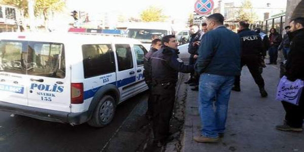 Babası kendi montunu verdi, annesi kolundan sürükleyerek götürdü