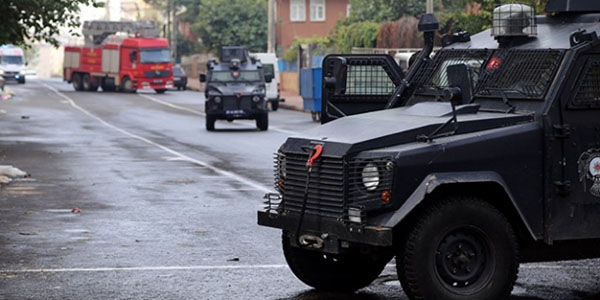 Nusaybin'de teröristlerce zırhlı polis aracına saldırı