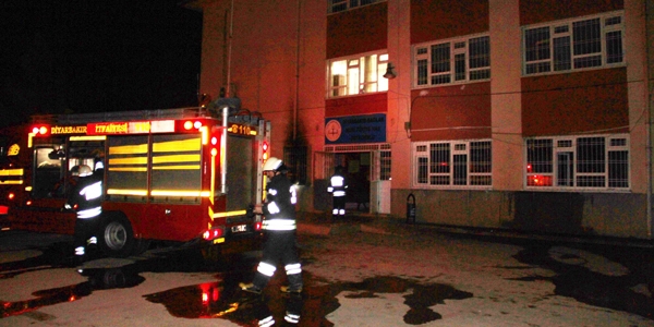 Diyarbakır'da teröristler okula molotof ile saldırdı