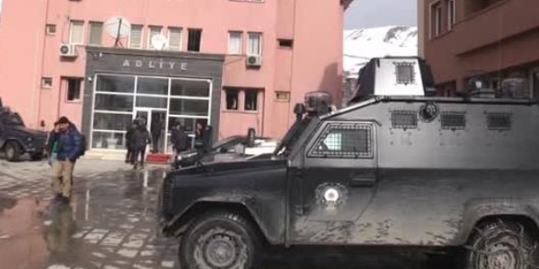 Van'da rgt propagandas yapan 3 salk grevlisi serbest