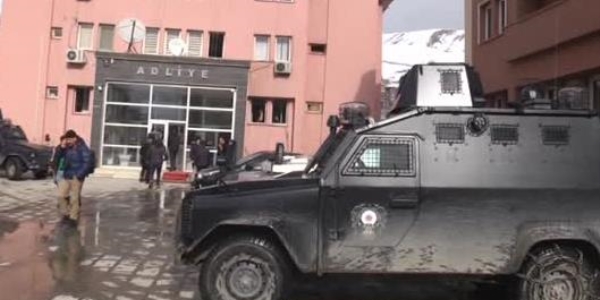 Van'da örgüt propagandası yapan 3 sağlık görevlisi serbest