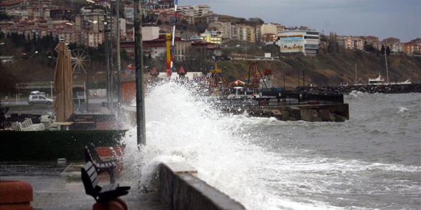 Lodos, Marmara Denizi'nde etkisini sürdürüyor