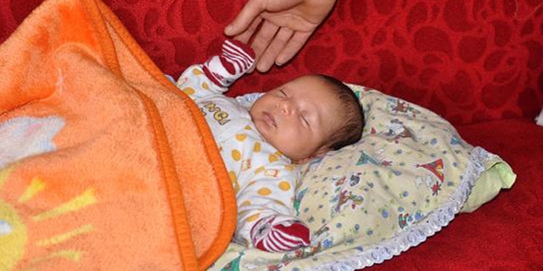 Doğumda düşürülen bebeğin kolu kırıldı