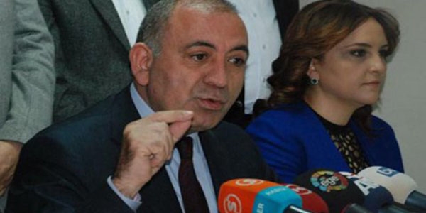 Tekin: AKP kongresinde CHP'ye gül mü attılar?