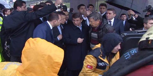 Başbakan'ın konvoyundaki doktordan kazazedelere müdahale
