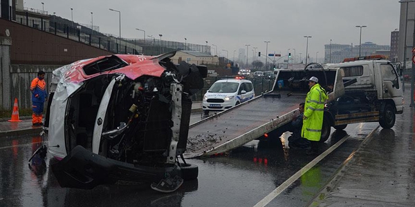 İstanbul'da minibüs dere yatağına devrildi: 2 ölü, 2 yaralı