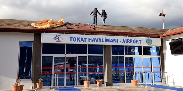 Tokat'ta rüzgar havalimanı terminalinin çatısı uçurdu
