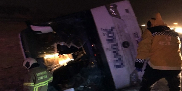 Balıkesir'de yolcu otobüsü devrildi: 19 yaralı