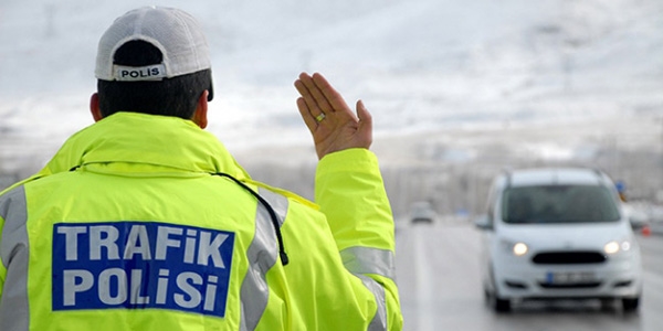 'Yoğun kar yağışında trafik çilesine çözüm kış lastiği'