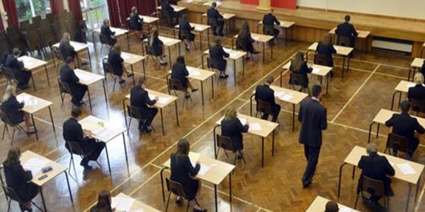 İngiltere, müslüman öğrenciler için üniversite sınavını erkene çekti