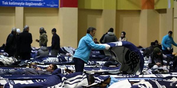 Belediyeden sokakta yaşayanlara yardım