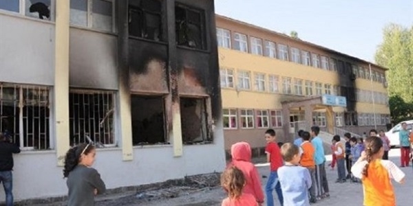 Teröristlerin yaktığını öğretmenler onarıyor