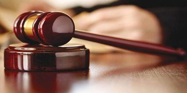 İhraç edilen hakimler Özçelik ve Başer yargılanıyor