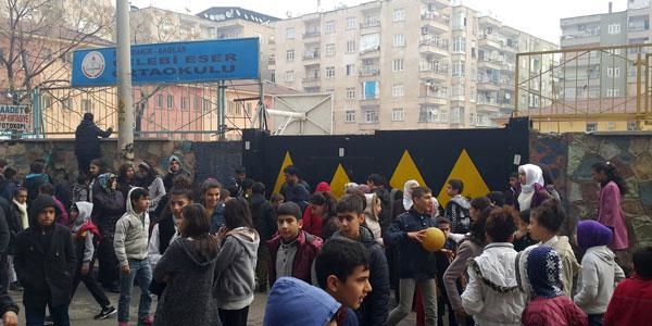 Karne dağıtımında patlama: 5 öğrenci yaralandı