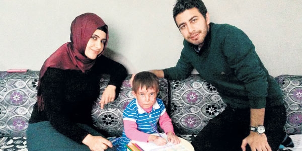 Kaymakam, öğrencinin evine gidip karnesini verdi