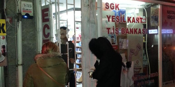 Eczacılar, kepenk arkasından ilaç satıyorlar