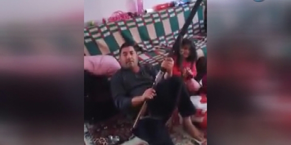 Tüfeği çocuklarına doğrultan baba gözaltına alındı