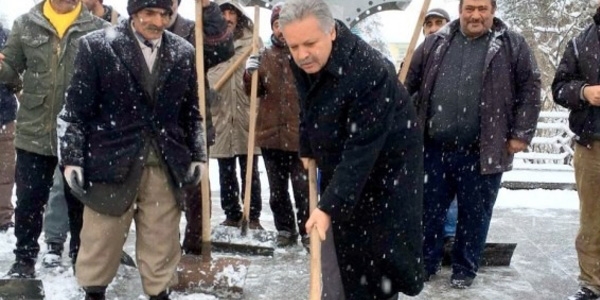 Vali, kar küreyen temizlik işçilerine yardım etti