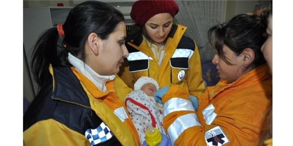 Yeni doğan bebeği ölüme terk ettiler