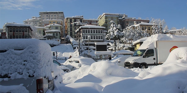 Rize'de kar kalnl hayat fel etti