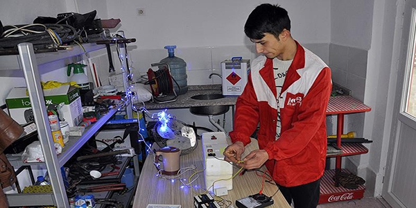 Genç kasaptan elektrik üreten motor