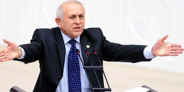 'Senin kağıdını ben okudum, benim notumla geçtin'