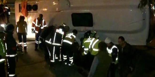 İstanbul'da servis aracı devrildi: 1 ölü, 17 yaralı