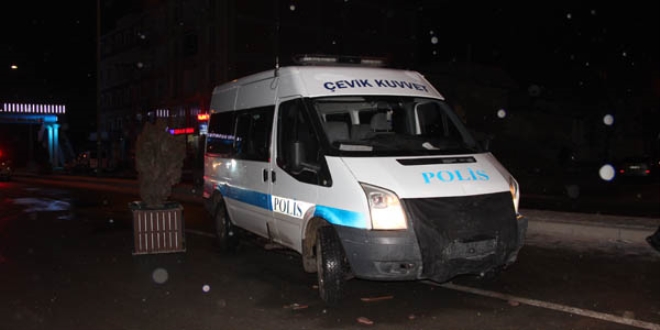 Karaman'da otomobil polis minibüsüne çarptı: 1 yaralı