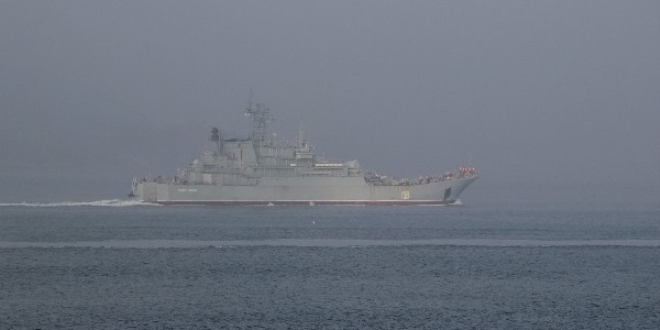 Rus askeri gemisi Çanakkale Boğazı'ndan geçti
