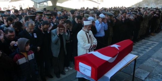Kalp krizi geçiren asker terhis olacağı gün toprağa verildi