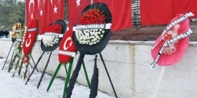 Şehit cenazesinde çelenk krizi