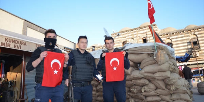 Terrle mcadele eden polislere Kur'an- Kerim ve Trk bayra