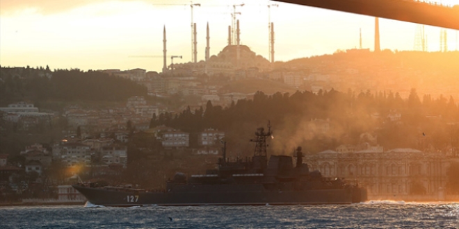 Rus askeri gemileri İstanbul Boğazı'ndan geçti