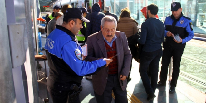 Polisten sığınmacılara 'broşürlü' uyarı